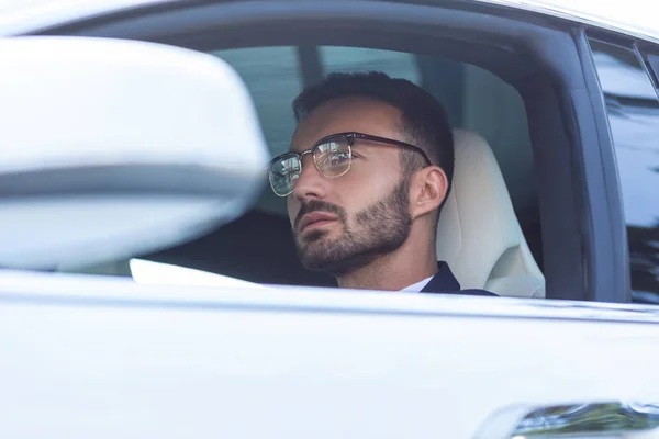 Vážně vousatý muž, který řídil auto a míří do kanceláře — Stock fotografie