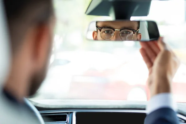Empresário fixando espelho retrovisor antes de dirigir seu carro — Fotografia de Stock