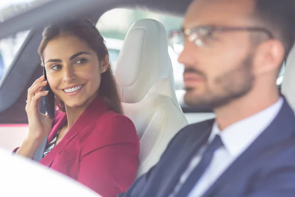 Radiante mulher olhando para ela bonito marido condução carro — Fotografia de Stock