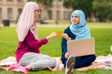 Müslüman genç öğrenciler dersten sonra online alışveriş