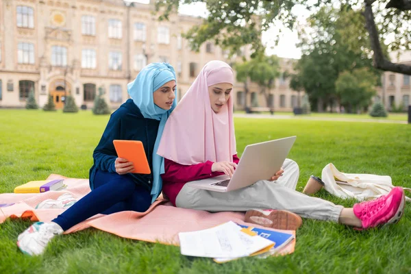 Meşgul öğrenciler çok fazla ev ödevi olan aşırı duygu