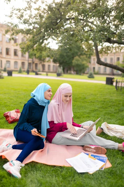 Siswa mengenakan jilbab terang merasa gembira belajar bersama-sama — Stok Foto