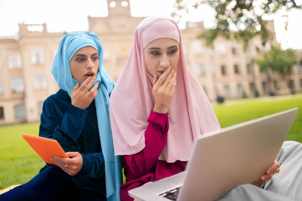 一緒に授業の前に勉強する外国人イスラム教徒の学生 — ストック写真