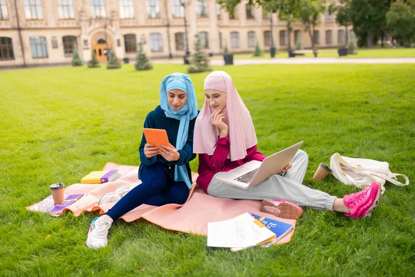 Muslim wanita tersenyum memiliki video chatting dengan teman — Stok Foto