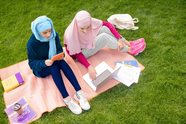 Mahasiswa Muslim duduk di luar dekat universitas dan belajar — Stok Foto