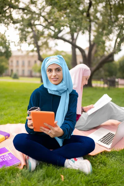Mahasiswa Muslim menggunakan gadget sambil belajar bahasa asing — Stok Foto
