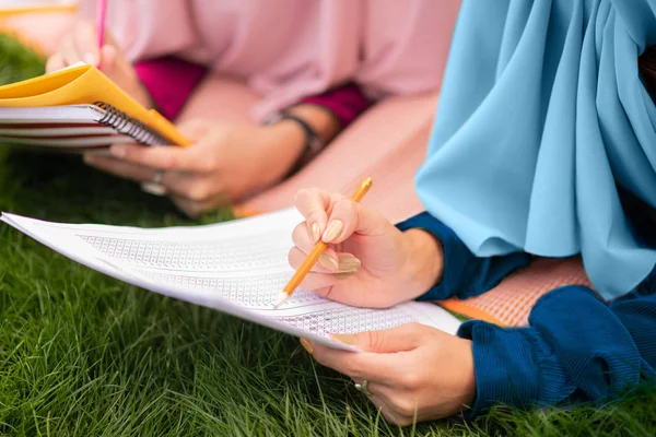 Estudantes muçulmanos vestindo hijab falando e estudando juntos — Fotografia de Stock