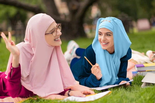 快乐的穆斯林学生感觉惊人的，而一起学习 — 图库照片