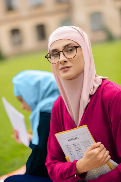 Güzel müslüman öğrenci ders öncesi heyecanlı duygu — Stok fotoğraf