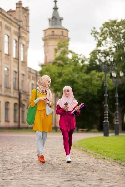 一緒に大学に歩いて行く若いイスラム教徒の女性 — ストック写真