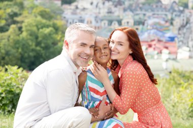 Güzel şehir manzarası ile yürürken inanılmaz duygu güzel bir aile