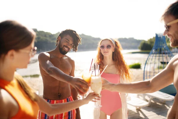 Mörkhyade pojkvän med dreadlocks stående nära sin kvinna — Stockfoto