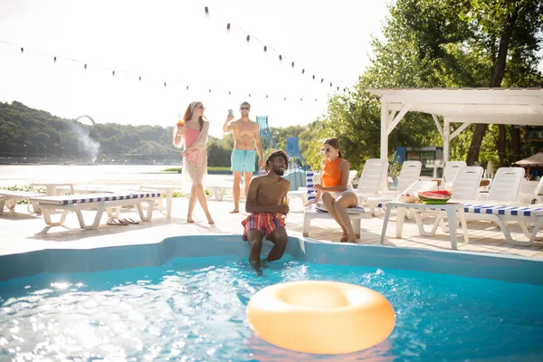 Twee koppels met geweldig Zwembadfeest op warme zomerdag — Stockfoto