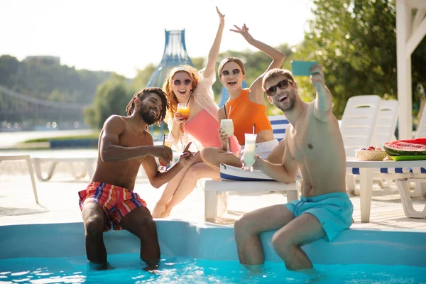 Couples heureux faisant selfie tous ensemble ayant piscine partie — Photo