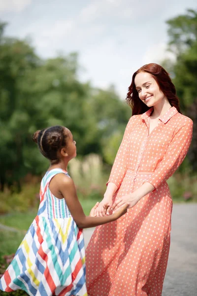 Sugárzó anya ruhában nézett rá aranyos lánya — Stock Fotó