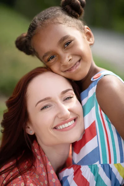 Primer plano de madre e hija sintiéndose felices juntas —  Fotos de Stock