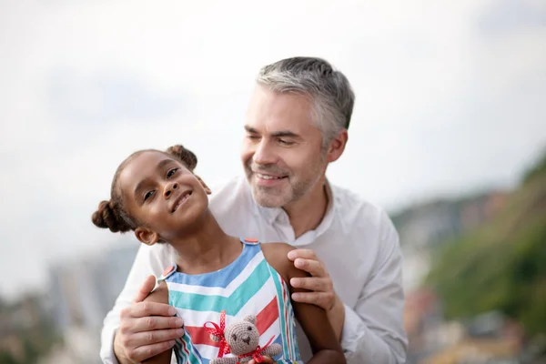 Africano-americano menina passar tempo com papai adotivo — Fotografia de Stock