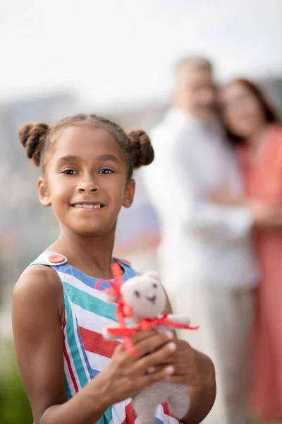 Прекрасна афро-американська дочка з її улюбленою іграшкою — стокове фото