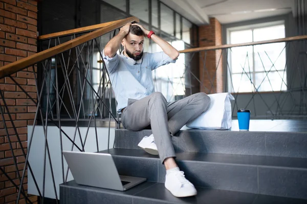 Freelancer feeling overloaded while having difficult task — Stock Photo, Image