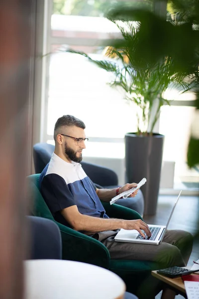 Empresario trabajando en portátil sentado en una bonita oficina — Foto de Stock