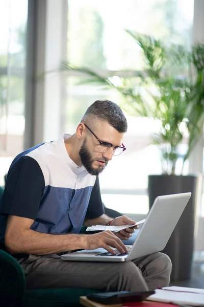 Empresário usando óculos sentindo-se envolvido no trabalho — Fotografia de Stock
