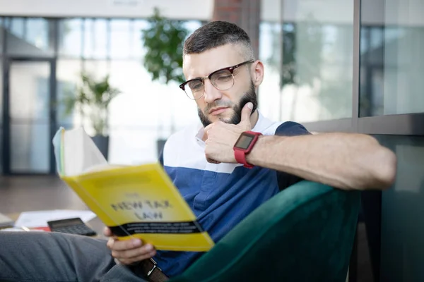 Empresário vestindo relógio inteligente sentindo-se ocupado ao ler — Fotografia de Stock