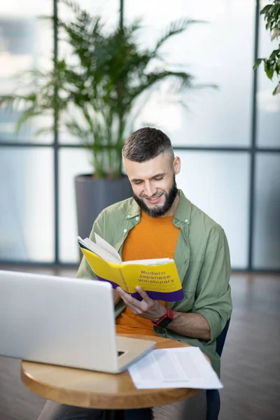 Young businessman studying foreign vocabulary — Stock Photo, Image