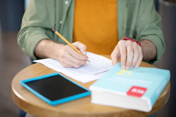 忙碌的学生附近的笔记本电脑和平板电脑学习努力 — 图库照片