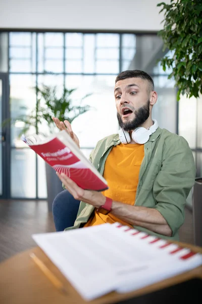 Student reading out loud while studying foreign language — Stock Photo, Image