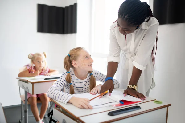 Meisje gevoel dankbaar aan leraar verduidelijking van enkele Details — Stockfoto