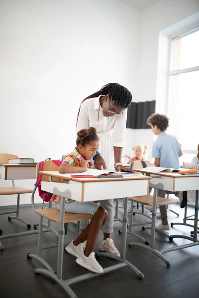 Dunkelhäutiges Mädchen beantwortet Frage ihres Lehrers — Stockfoto