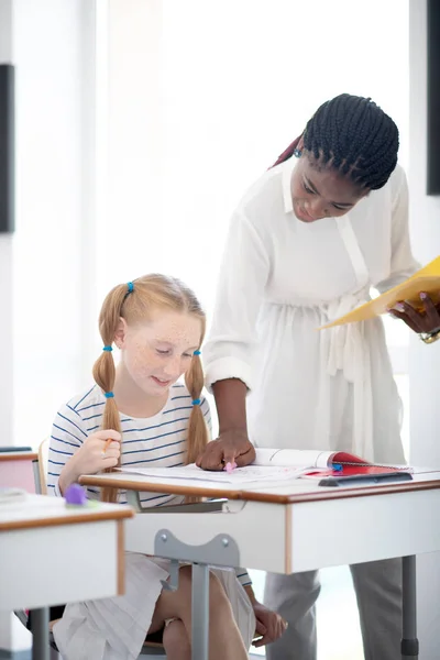 Schattig meisje voelt tevreden terwijl het zien van de testresultaten — Stockfoto