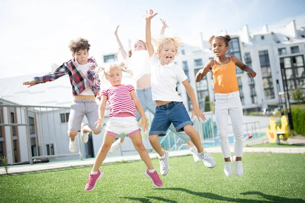 レッスンの後、外で楽しみながら高く飛び跳ねる子供たち — ストック写真