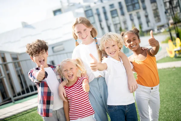 Niños alegres sintiéndose verdaderamente felices después de un día increíble en la escuela —  Fotos de Stock