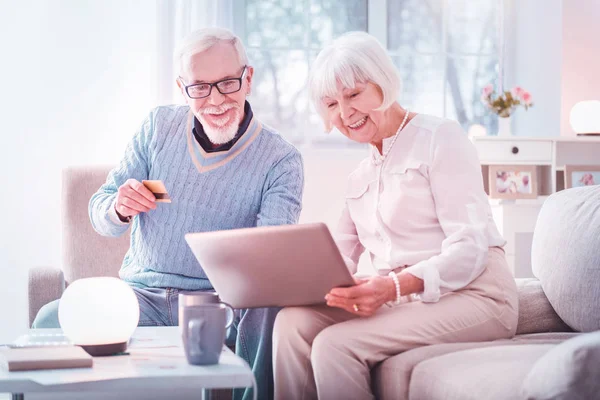 Paar grootouders gevoel enthousiast tijdens het winkelen online samen — Stockfoto