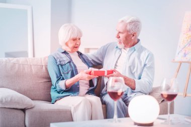 Kocasından hediye alan emekli kadın şaşırmış hissediyor