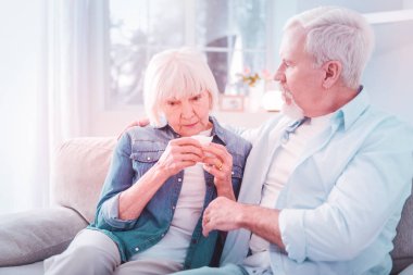 Sakallı emekli adam hasta ve hapşırma hissi eşi destekleyen