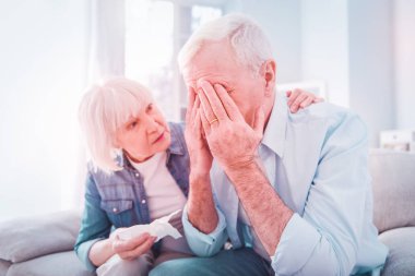 Güzel sarı saçlı kadın onun adam sağlığı hakkında endişeli hissediyorum