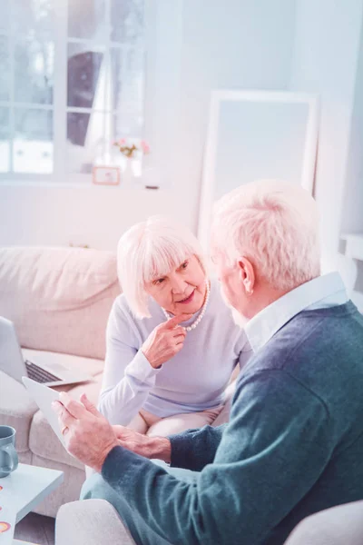 Paar schattige grijs harige gepensioneerden bespreken gezinsvraagstukken — Stockfoto