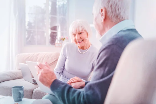 Moderne Rentner kaufen online ein und wählen Möbel für ihr Sommerhaus — Stockfoto