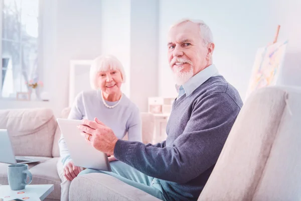 Beaming gepensioneerden voelen zich gelukkig terwijl ze weekend samen doorbrengen — Stockfoto