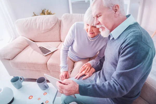 Top uitzicht van gepensioneerden met thee tijd in de woonkamer — Stockfoto