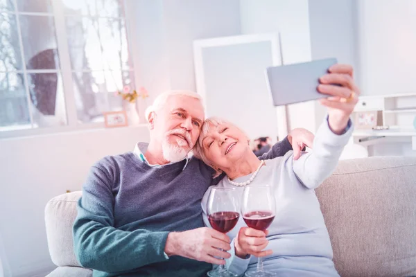 Idős hölgy okostelefon, miközben selfie férjével — Stock Fotó