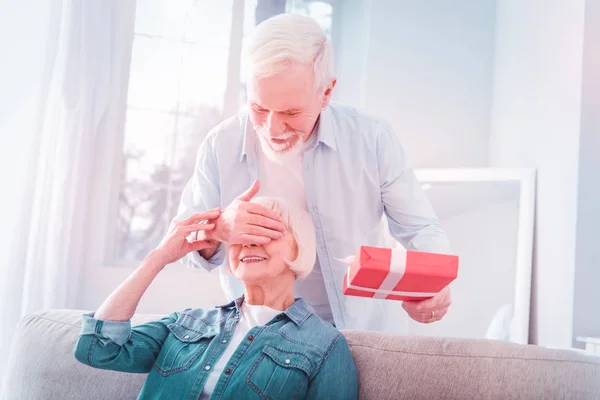 Blondynka na emeryturze kobieta uczucie szczęśliwy podczas otrzymywać niespodzianka — Zdjęcie stockowe