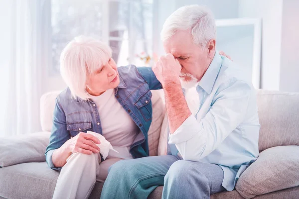 Blond-haired pensionerad kvinna frågar sin man om sin hälsa — Stockfoto