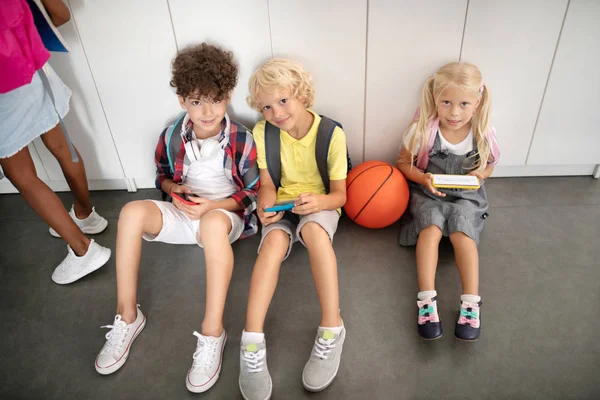 Дети играют в видеоигры во время школьного перерыва — стоковое фото