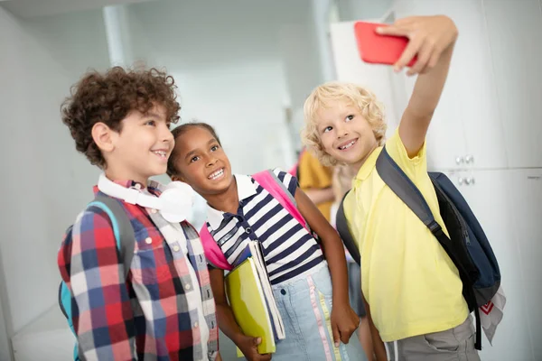 Glada elever leende samtidigt som Selfie på skolan paus — Stockfoto