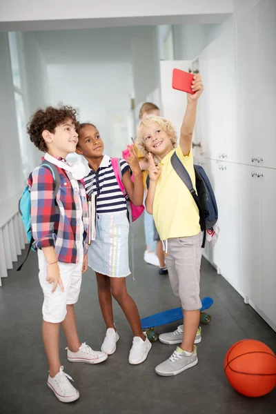 Chica haciendo selfie con los niños mientras tiene vacaciones escolares — Foto de Stock