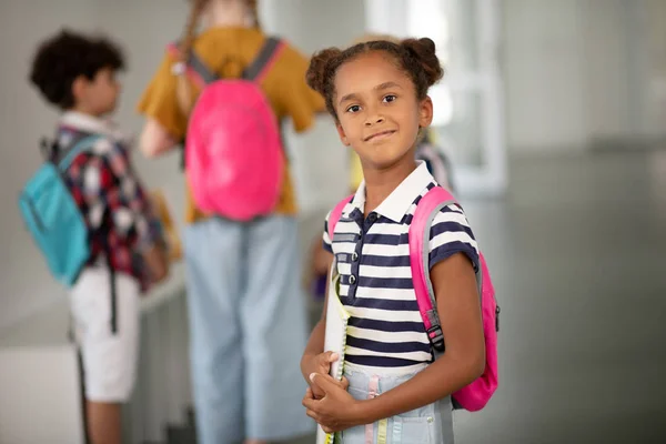 Pembe sırt çantası giyen kız ders öncesi heyecanlı hissediyorum — Stok fotoğraf
