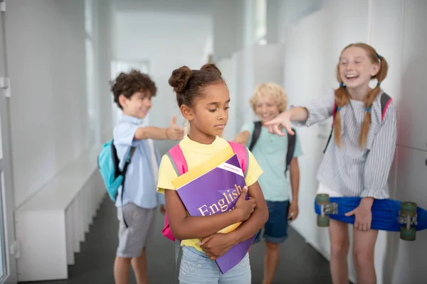 Menina de pele escura que sofre de bullying na escola — Fotografia de Stock